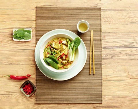 un-bol-de-nourriture-avec-des-baguettes-et-une-tasse-de-sauce