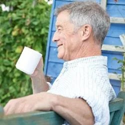 un-homme-tenant-une-tasse