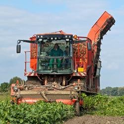 un-tracteur-dans-un-champ