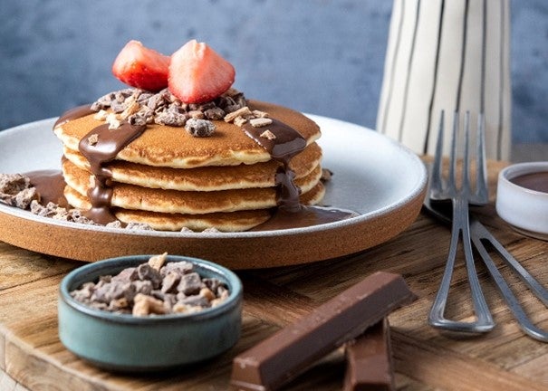 Pancakes avec sauce chocolat et fraises.