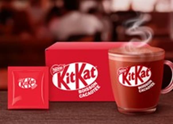 Boisson KitKat fumante avec boîte et sachet.