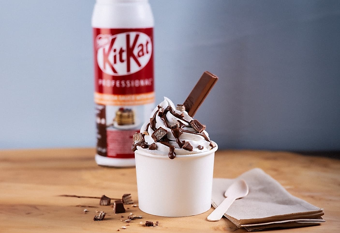 Crème glacée garnie de morceaux de KitKat.