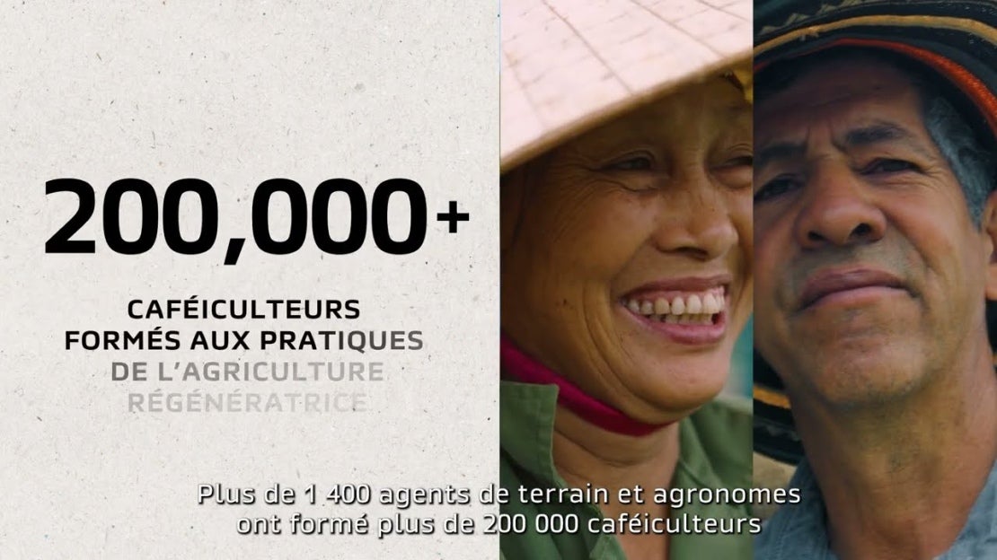 Text on a textured background highlighting "200,000+ caféiculteurs formés aux pratiques de l'agriculture régénératrice."