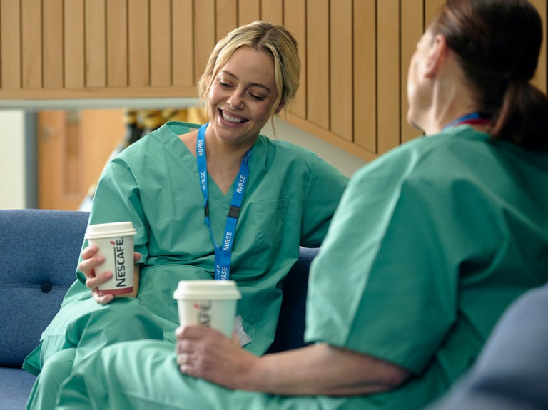 café-grains-visiteurs-et-personnel-machine-à-café-professionnelle-automatique-hopital