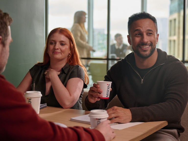 café-employés-bureau-machine-à-café-profesionnelle-automatique-entreprise