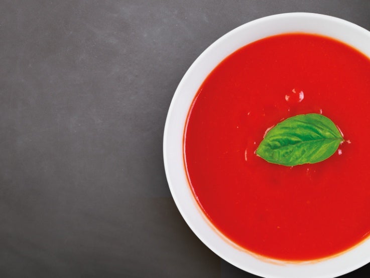 un-bol-de-soupe-aux-tomates-avec-une-feuille-de-basilic