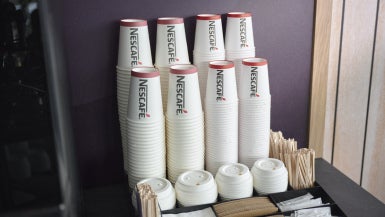 gobelets-et-ingrédients-solution-machine-à-café-professionnelle