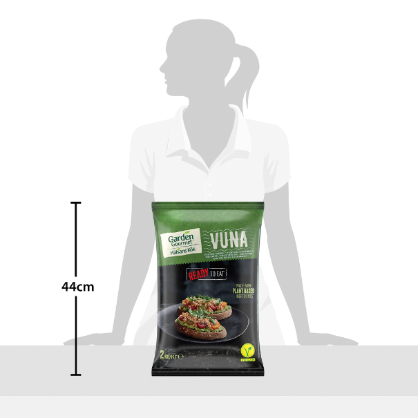 A 2 kg bag of Garden Gourmet Vuna on a table, featuring a ready-to-eat plant-based meal in front of a person. Height: 44 cm