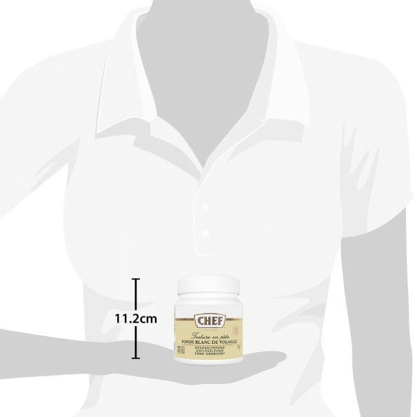 A person holds a jar of Chef Fond Blanc de Volaille, measuring 11.2 cm tall