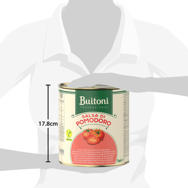 Boîte de sauce tomate Buitoni dans une main