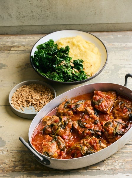 Echine de porc braisée à la sauce tomate et à la sauge. Chou Kale brûlé et polenta