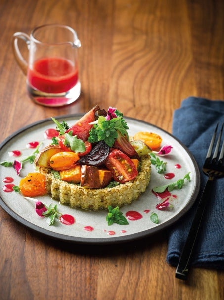 Tartelette végétale au quinoa et légumes rôtis, vinaigrette à la betterave