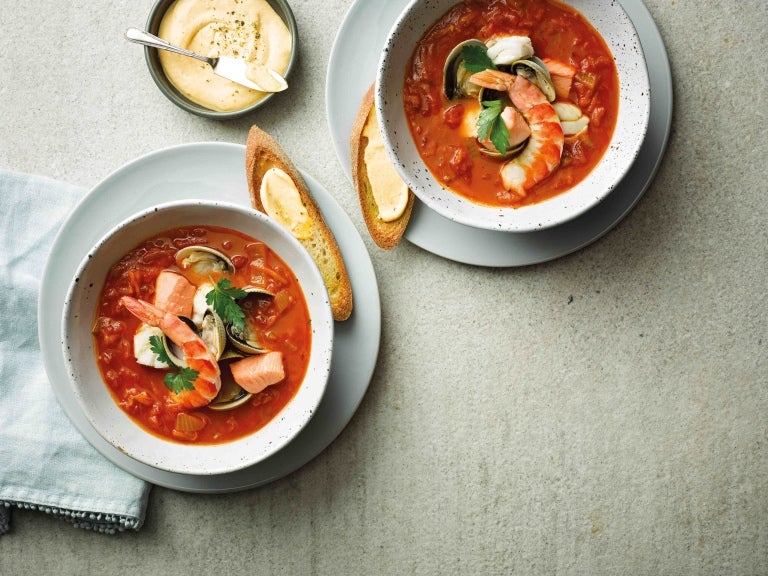 Bouillabaisse aux coquillages, mayonnaise à l’ail noir et Crostini
