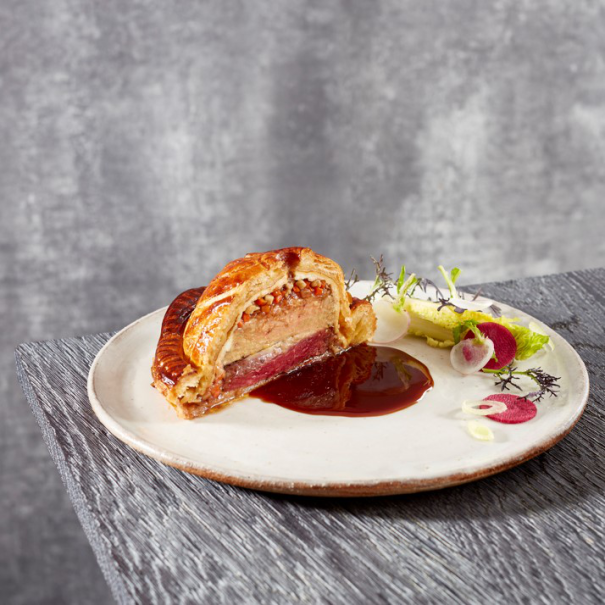 Tourte de filet de boeurf et foie gras, sauce madère relevée au poivre de madagascar