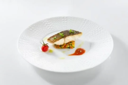 Dos de Maigre au Thym Citron, Légumes, Coulis de Tomate relevé au Poivre Rouge