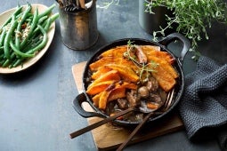 Cocotte de chevreuil et courge aux genièvres comme un bourguignon