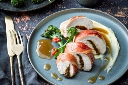 Suprême de volaille farcie à l’ail noir et au fromage Manchego