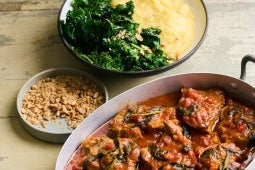 Echine de porc braisée à la sauce tomate et à la sauge. Chou Kale brûlé et polenta