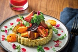 Tartelette végétale au quinoa et légumes rôtis, vinaigrette à la betterave