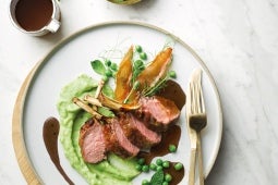Carré d’Agneau, écrasé de panais et petit pois. Jus d’Agneau à la menthe