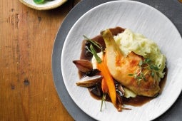 Cuisses de Poulet fermier, sauce façon « coq au vin » à l’ail noir