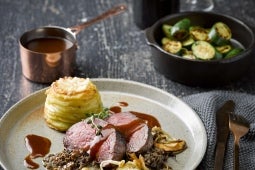 Filet de bœuf mariné au poivre fermenté, coupelles de pomme de terre