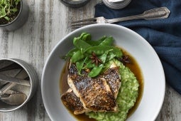 Vivaneau au sésame et ail noir, risotto verde et son bouillon aromatique