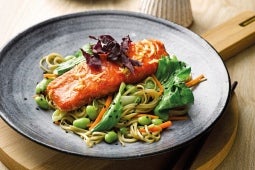 Saumon fumé au thé au Jasmin, nouilles Soba et légumes verts