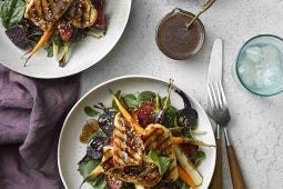 Fromage Halloumi glacé et légumes racines rôtis