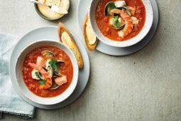 Bouillabaisse aux coquillages, mayonnaise à l’ail noir et Crostini