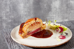 Tourte de filet de boeurf et foie gras, sauce madère relevée au poivre de madagascar
