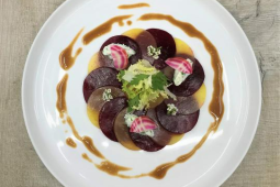 Carpaccio de Betteraves, Brocciu et Vinaigrette Viandée