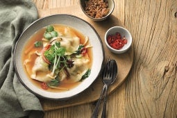 Ravioles de Joue de Bœuf à l’ail noir, bouillon parfumé