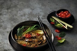 Vermicelles Asiatiques dans un bouillon parfumé