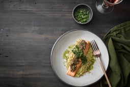 Pavé de saumon en croûte, quinoa blanc, chou Kale croustillant et huile de pesto