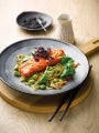 Saumon fumé au thé au Jasmin, nouilles Soba et légumes verts