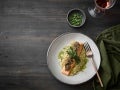 Pavé de saumon en croûte, quinoa blanc, chou Kale croustillant et huile de pesto