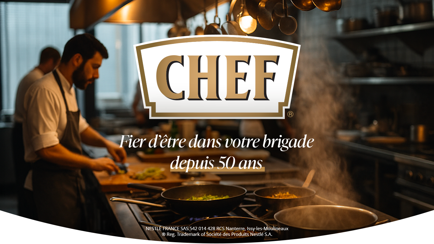 Les chefs professionnels cuisinent dans une cuisine animée avec de la vapeur s'échappant des poêles, faisant la promotion