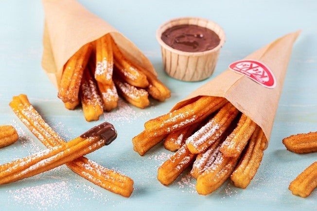 Churros sucrés servis avec sauce chocolat.