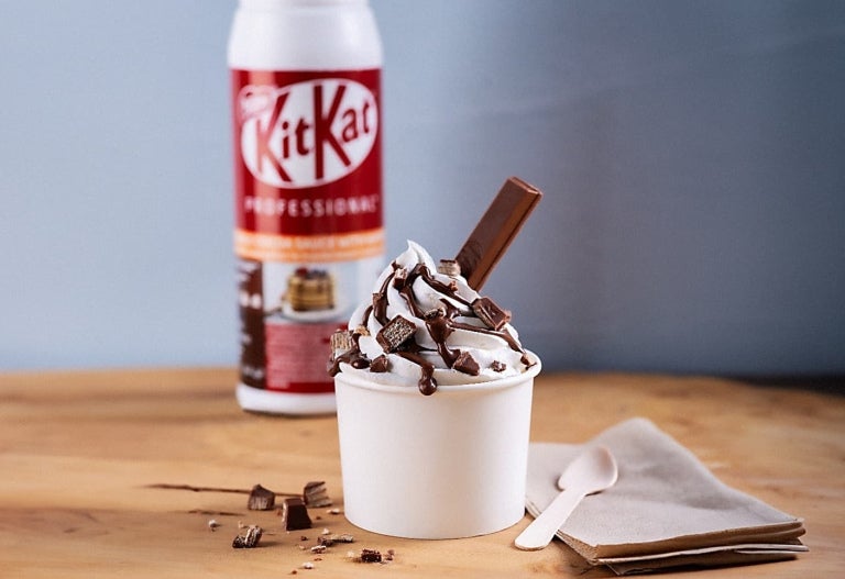 Crème glacée garnie de morceaux de KitKat.